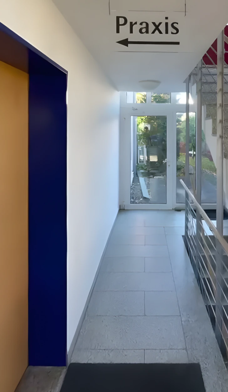 Außenansicht des Praxiseingangs